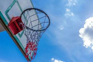 pallacanestro cerchio su blu cielo foto