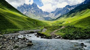 kazbegi regione, Georgia, pittoresco montagna paesaggio con chauhi fiume e Caucaso montagna gamma, juta valle foto