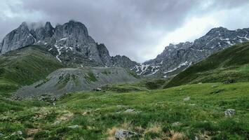 montagna paesaggio con un' Visualizza di il valle e montare chaukhi. juta Georgia, bellissimo cielo e roccia foto