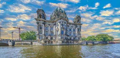 immagine di Berlino Cattedrale con tv Torre nel il sfondo durante giorno foto