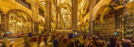 panoramico Immagine a partire dal dentro Barcellona Cattedrale foto