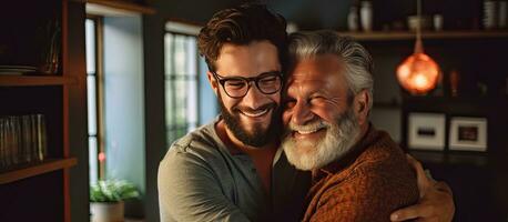 adulto fricchettone figlio e vecchio anziano padre godendo tempo insieme a casa bonding al di sopra di loro barbe e condivisione sorrisi felicemente festeggiare padre S giorno su foto