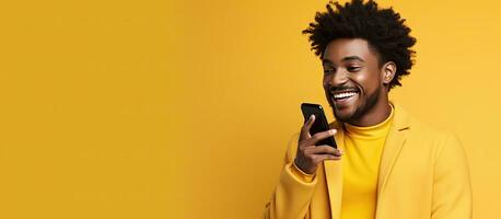 africano uomo utilizzando Telefono isolato su giallo sfondo sms foto