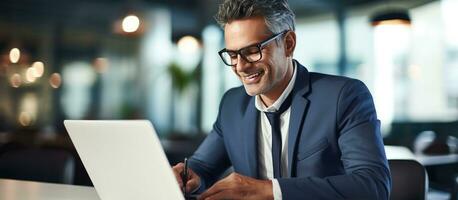 sorridente professionale uomo Lavorando nel moderno ufficio foto