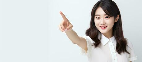 asiatico donna puntamento su sorridente felicemente con bianca sfondo e copia spazio adatto per pubblicità foto
