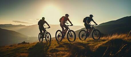tre amici su elettrico biciclette godendo un' panoramico cavalcata attraverso bellissimo montagne foto