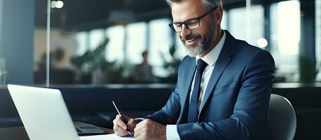 sorridente professionale uomo Lavorando nel moderno ufficio foto