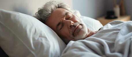 dormire privazione affaticato mezzo anziano uomo nel letto sfregamento occhi dopo irrequieto notte bianca Camera da letto vuoto la zona foto