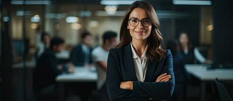 sorridente caucasico donna manager nel completo da uomo con piegato braccia sondaggi Aperto la zona nel contemporaneo ufficio professionale stile di vita occupazione annuncio pubblicitario e op foto