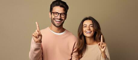contento giovane uomo e donna indossare bicchieri in posa con vuoto spazio per annuncio pubblicitario foto