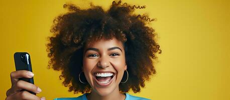 blu a camicia donna con afro capelli prende selfie e video chiamate per libero professionista opera su sociale media utilizzando un' Telefono foto