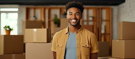 attraente giovane uomo sorridente nel camera con scatole godendo in movimento giorno vuoto la zona foto