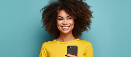 sorridente influencer donna con Riccio capelli prende selfie e video chiamate per opera utilizzando sua Telefono contro un' giallo sfondo foto