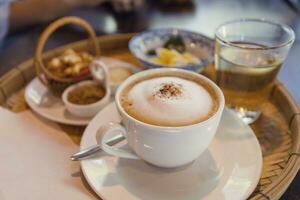 cappuccino caffè servito nel un' tailandese stile caffè negozio foto