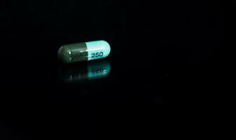 medico concetto, droga capsula per trattamento su nero sfondo. foto
