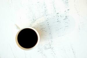 caffè tazza su il di legno tavolo nel il mattina foto