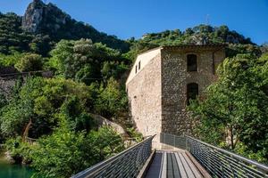 ponte che porta al paese di stifone foto