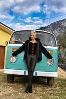 ritratto ragazza bionda capelli corti appoggiata a un furgone vintage