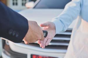mano dando chiave auto vendita affitto assicurazione