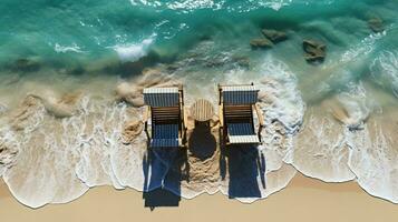 spiaggia di il mare con onde e sole lettini con gli ombrelli. vacanza vacanza concetto a il ricorrere. ai generato foto