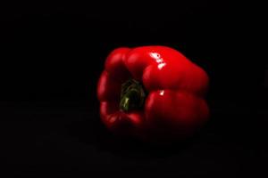 peperoni rossi paprika su uno sfondo scuro closeup