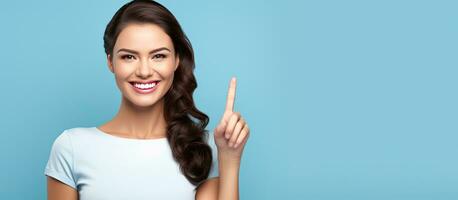 donna dimostra salutare e Perfetto denti su blu sfondo promozione dentale trattamento e orale cura foto