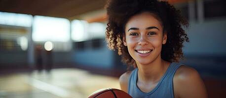 birazziale femmina pallacanestro giocatore con pallacanestro a Tribunale copia spazio invariato sport attività e stile di vita foto