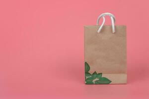 carta borse su pastello rosa sfondi, ambientale conservazione concetto. foto