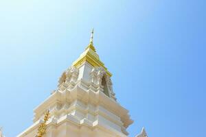 religioso architettura e credenze, un' bellissimo bianca tailandese tempio su un' blu cielo foto