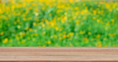 di legno tavolo con fiori campo sfocato sfondo. foto