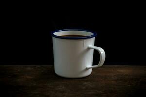 tazza di caffè su vecchio di legno tavolo foto