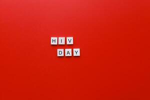 hiv giorno. AIDS giorno. in modo piatto iscrizione hiv a partire dal di legno lettere su un' rosso sfondo. hiv epidemico foto
