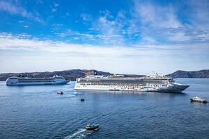 norvegese stella è un' crociera nave Di proprietà e operato di norvegese crociera linea nel santorini baia nel Grecia. portando turista per estate vacanza. mare trasporto, 10.10.21 foto