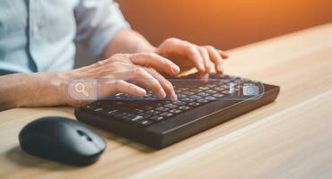 uomo d'affari Lavorando con del desktop computer nel ufficio per ricerca navigazione Internet dati informazione con vuoto ricerca sbarra. ricerca motore ottimizzazione SEO networking concetto. foto