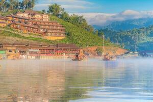 Cinese barca lanciato presto nel il mattina a rak tailandese frazione nel mahongson, Tailandia, su il lago con acqua vapore, banrakthai, bandire rak tailandese. foto