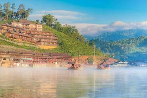 Cinese barca lanciato presto nel il mattina a rak tailandese frazione nel mahongson, Tailandia, su il lago con acqua vapore, banrakthai, bandire rak tailandese. foto