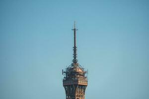 eiffel Torre superiore avvicinamento contro blu cielo foto