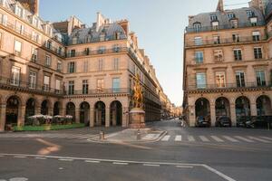 vuoto città strada con Rinascimento architettura e jeanne dar monumento. foto