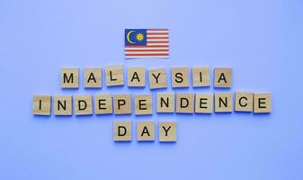 agosto 31, Malaysia indipendenza giorno, Malaysia nazionale giorno, bandiera di Malaysia, minimalista bandiera con di legno lettere su un' blu sfondo foto