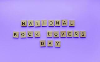 agosto 9, libro Gli amanti giorno, minimalista striscione, iscrizione nel di legno lettere nazionale libro Gli amanti giorno foto