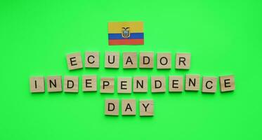 agosto 10, indipendenza giorno nel Ecuador, il bandiera di Ecuador, un' minimalista bandiera con il iscrizione nel di legno lettere su un' verde sfondo foto