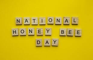 agosto 19, nazionale miele ape giorno, mondo ape giorno, minimalista bandiera con il iscrizione nel di legno lettere foto
