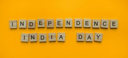 agosto 15, indipendenza giorno nel India, minimalista bandiera con il iscrizione nel di legno lettere foto