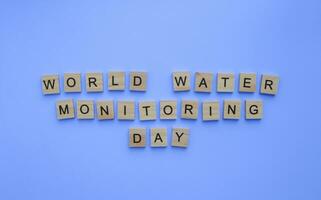 settembre 18, mondo acqua monitoraggio giorno, minimalista bandiera con il iscrizione nel di legno lettere foto