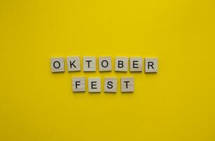 settembre 16 - ottobre 3, Oktoberfest, minimalista bandiera con il iscrizione nel di legno lettere su un arancia sfondo foto