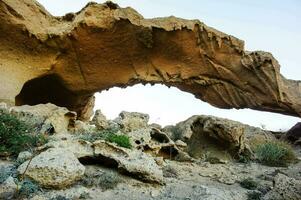 un' roccia formazione con un' grande arco nel il mezzo foto