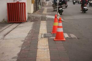 rosso cono strada cartello avvertimento la zona foto