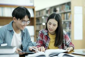 giovane studenti città universitaria aiuta amico attraente su e apprendimento. foto