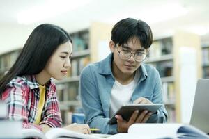 giovane studenti città universitaria aiuta amico attraente su e apprendimento. foto