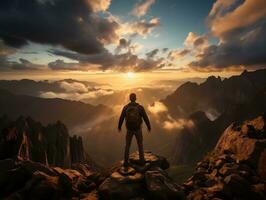 un' escursionista in piedi su un' montagna picco, con un' mozzafiato tramonto cielo come il fondale generativo ai foto